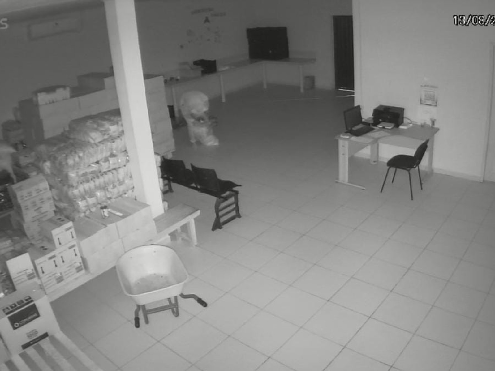 VÍDEO: Homens encapuzados invadem almoxarifado e furtam merenda escolar no Acre