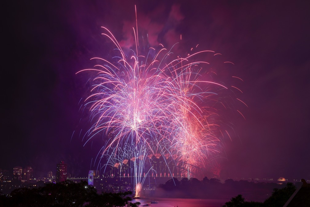 Fogos na Ponte Harbour, em Sidney, na virada para o ano de 2024 — Foto: Mark Baker/AP