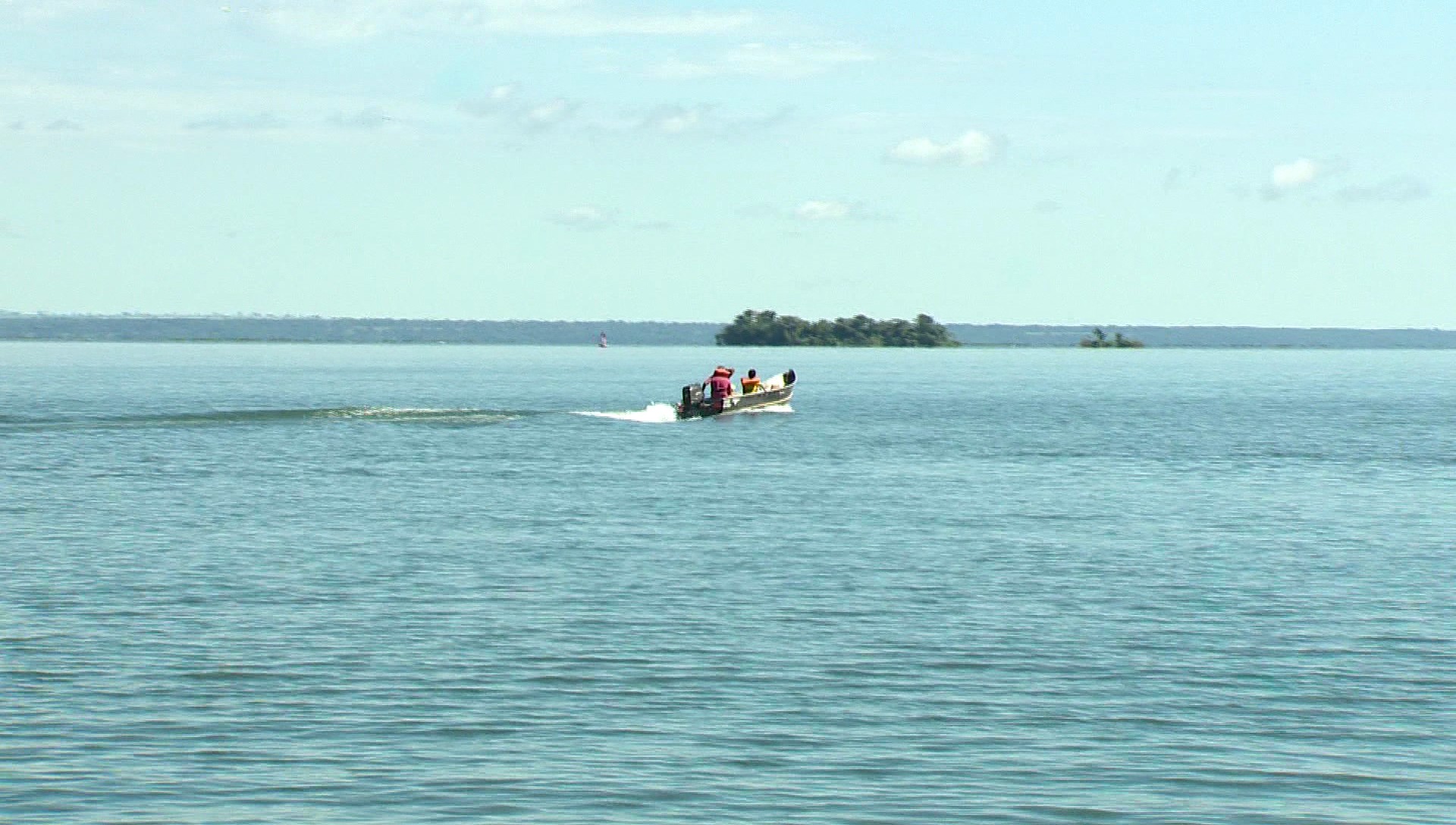 Troncos de árvores, rajadas de vento, ilhas submersas e inexperiência: pescadores compartilham perigos da navegação no Rio Paraná