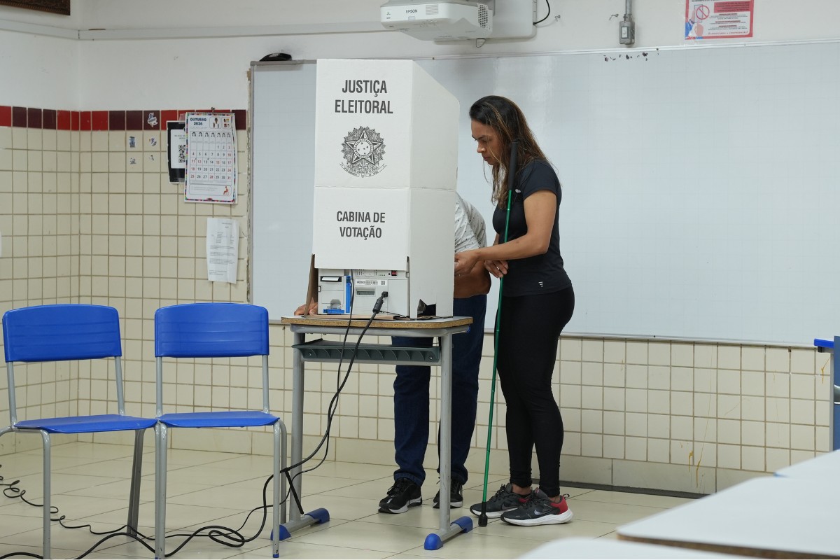 Dois ônibus, 20 degraus e baixa visão: as histórias de eleitores que enfrentam obstáculos para votar em Campinas