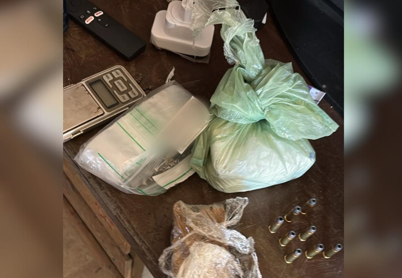 Polícia prende casal com 10 kg de drogas e captura suspeito de matar adolescente