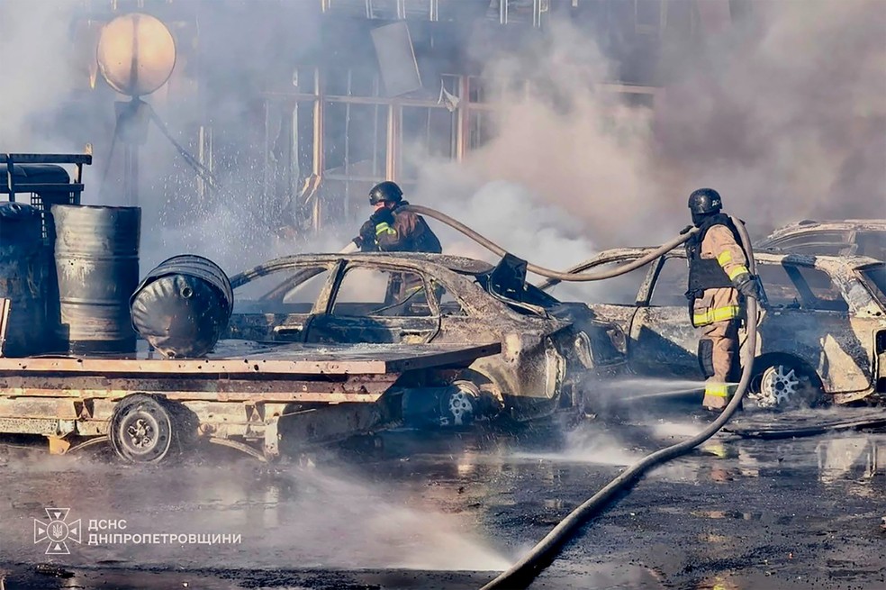 Bombeiros tentam extinguir incêndio após bombardeio russo em Pavlograd, na Ucrânia, em 10 de setembro de 2026. — Foto: Serviço de Emergência da Ucrânia via AFP