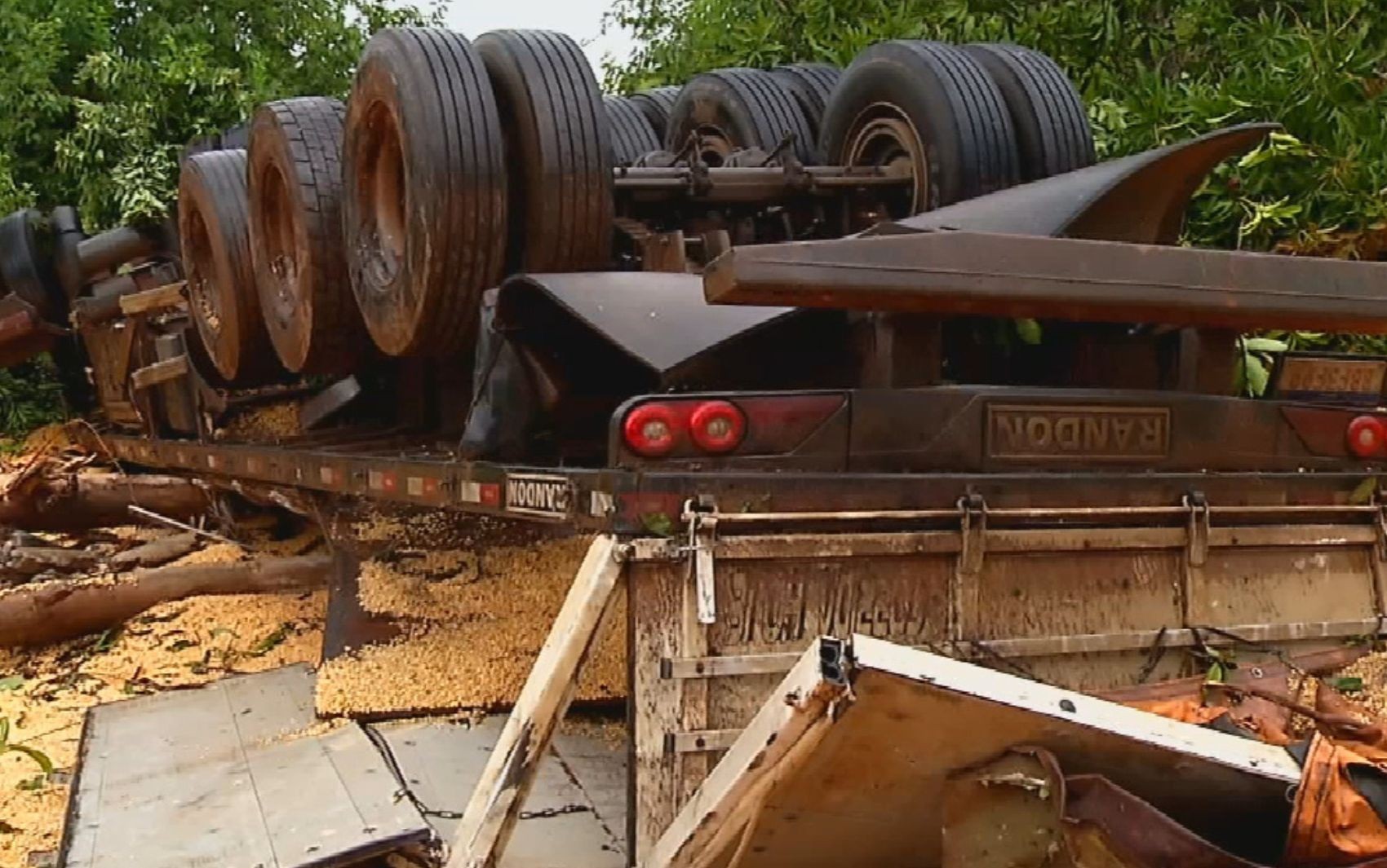 Motorista morre após carreta tombar sobre assentamento às margens da GO-174