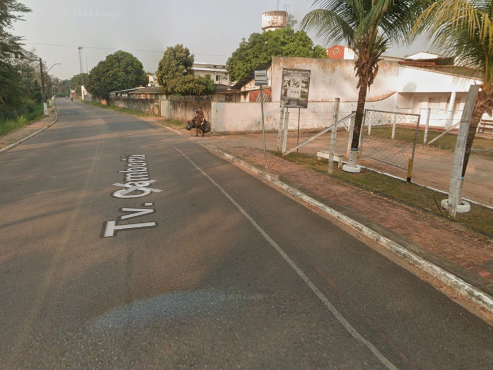 Motociclista fica ferido após queda e é atendido por socorrista que passava no local