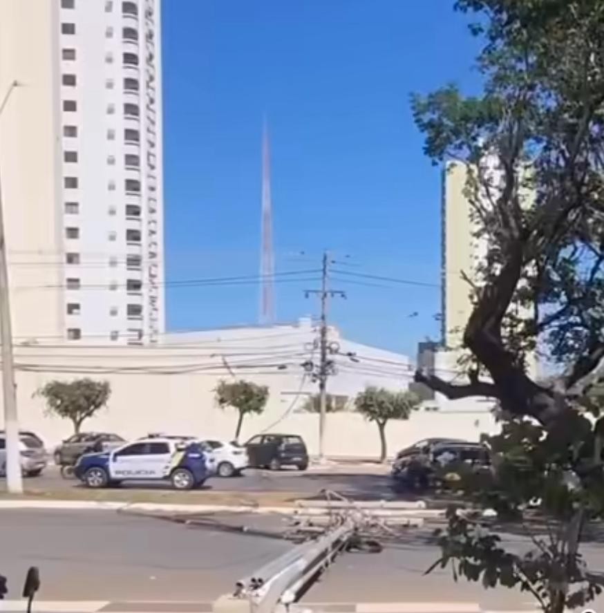Caminhão derruba poste e deixa semáforos, hospital e 1,9 mil imóveis sem energia em Cuiabá