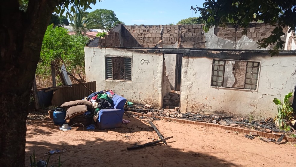 Incêndio em residência mata uma pessoa e deixa outra gravemente ferida, em Santo Expedito (SP) — Foto: Kawanny Barros/TV Fronteira