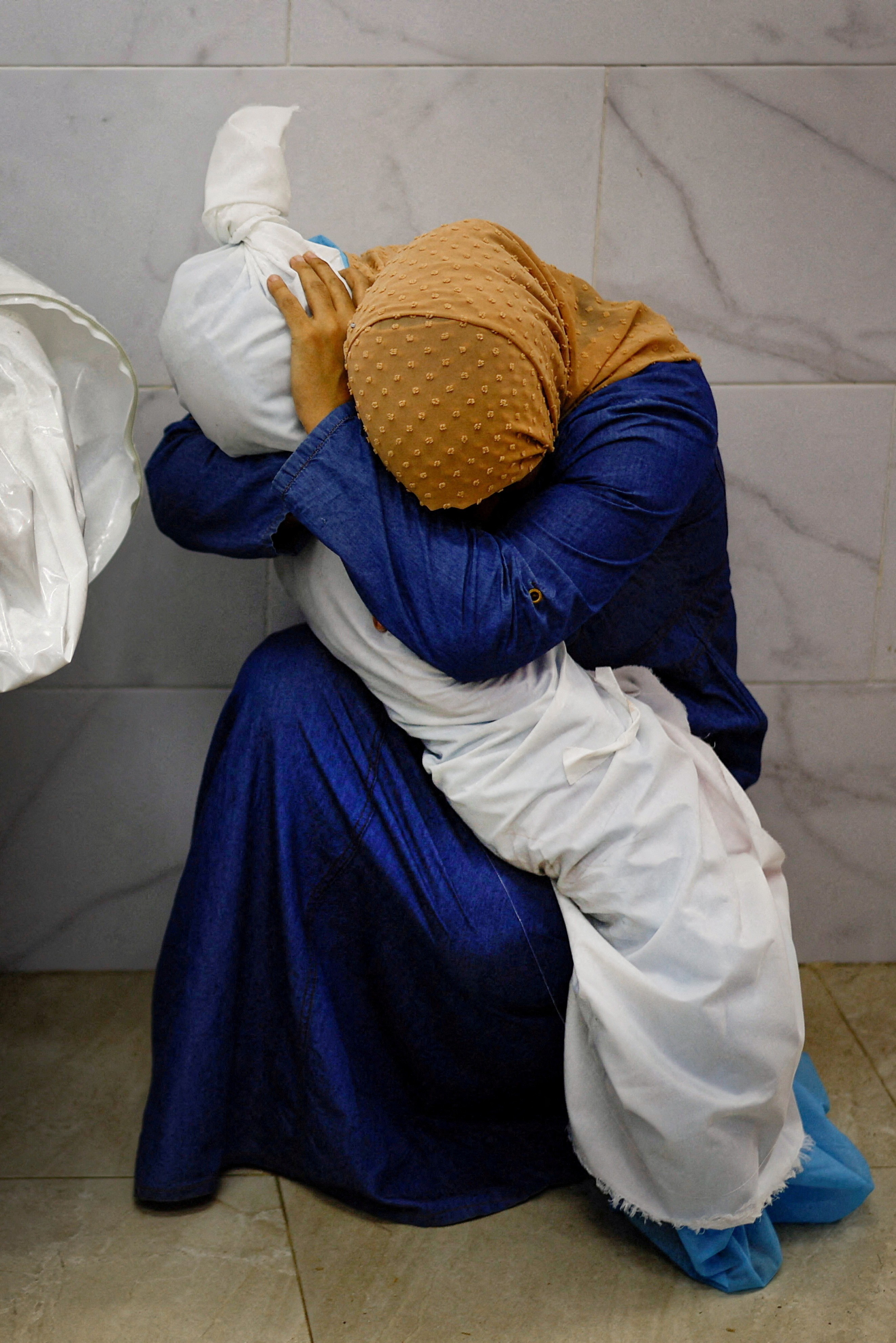 Imagem de palestina com menina morta nos braços ganha o prêmio World Press Photo de 2024