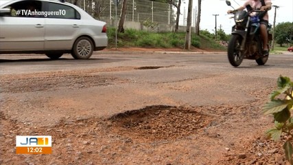 Buracos no asfalto causam prejuízo para motoristas em Palmas