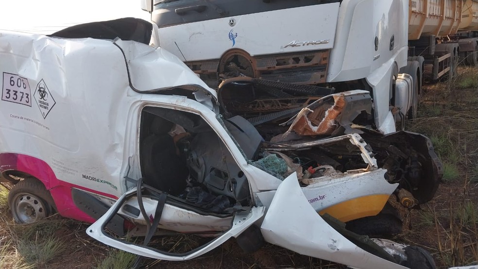 Motorista morre após carreta tentar fazer ultrapassagem e bater em furgão na BR-135, em Miranda do Norte — Foto: Divulgação/PRF