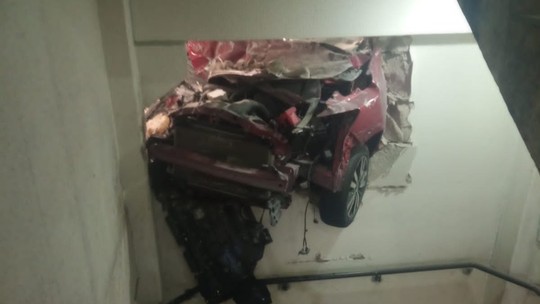Carro fica 'preso' em parede após motorista perder o controle em estacionamento de shopping em Natal - Foto: (Divulgação)