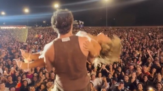 O que é capacitismo? Entenda debate nas redes após Nattan pagar R$ 1 mil para homem beijar mulher com nanismo - Cantor convidou um cinegrafista que trabalhava no evento para beijar a mulher. Em resposta ao g1, ele disse que também pagou R$ 1 mil para a mulher e que costuma chamar pessoas para se beijarem em seus shows.