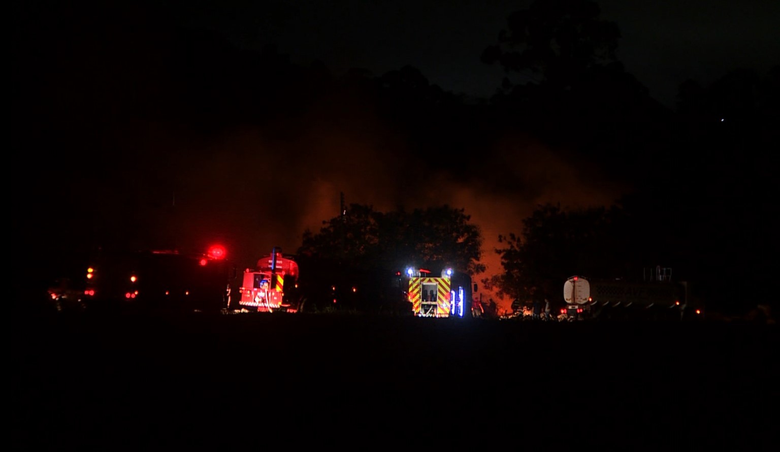 Incêndio atinge empresa de reciclagem em Cordeirópolis, e chuva dificulta trabalho dos Bombeiros