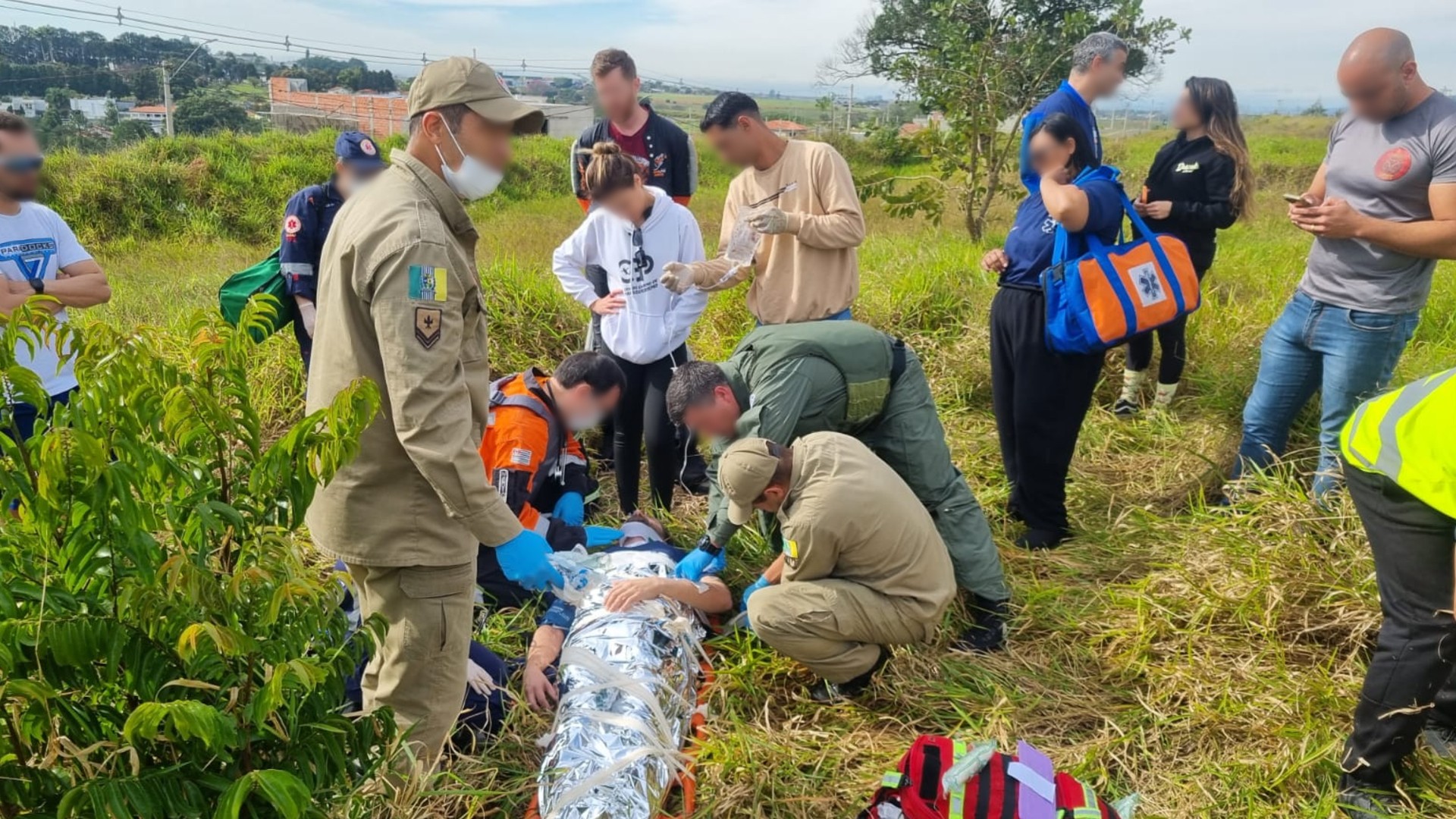 Paraquedista é socorrido pelo helicóptero Águia após fraturar a tíbia em pouso fora do local planejado em Boituva