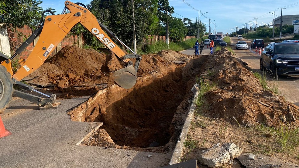 Cratera se abriu na tarde desta quinta-feira na Avenida Olavo Montenegro — Foto: Francielly Medeiros/Inter TV Cabugi