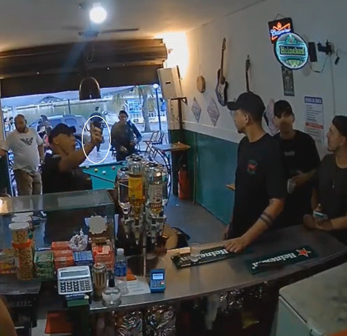 Vídeo mostra agentes da Guarda Civil usando spray de pimenta contra clientes e funcionários em bar de Cabo Frio
