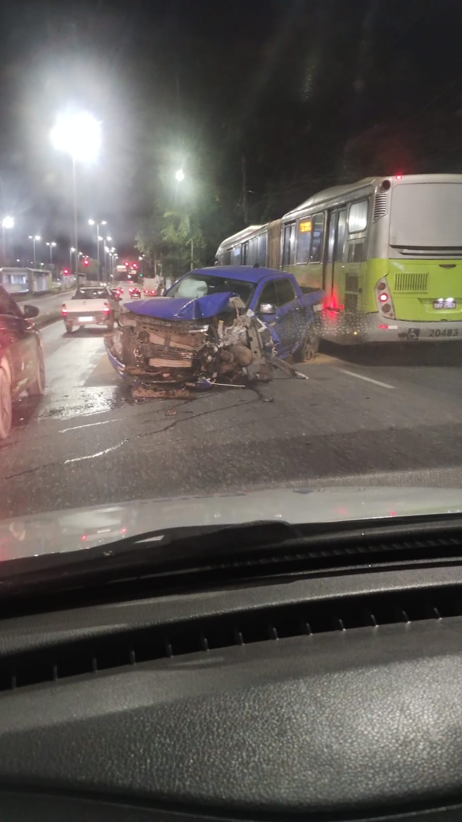 Caminhonete de luxo bate em poste e causa transtornos no trânsito em BH