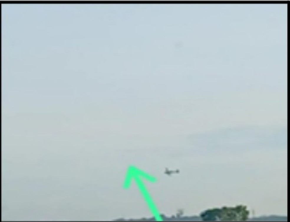 Aeronave sobrevoando propriedade para pulverização próximo à aldeia Aperoí — Foto: MPF