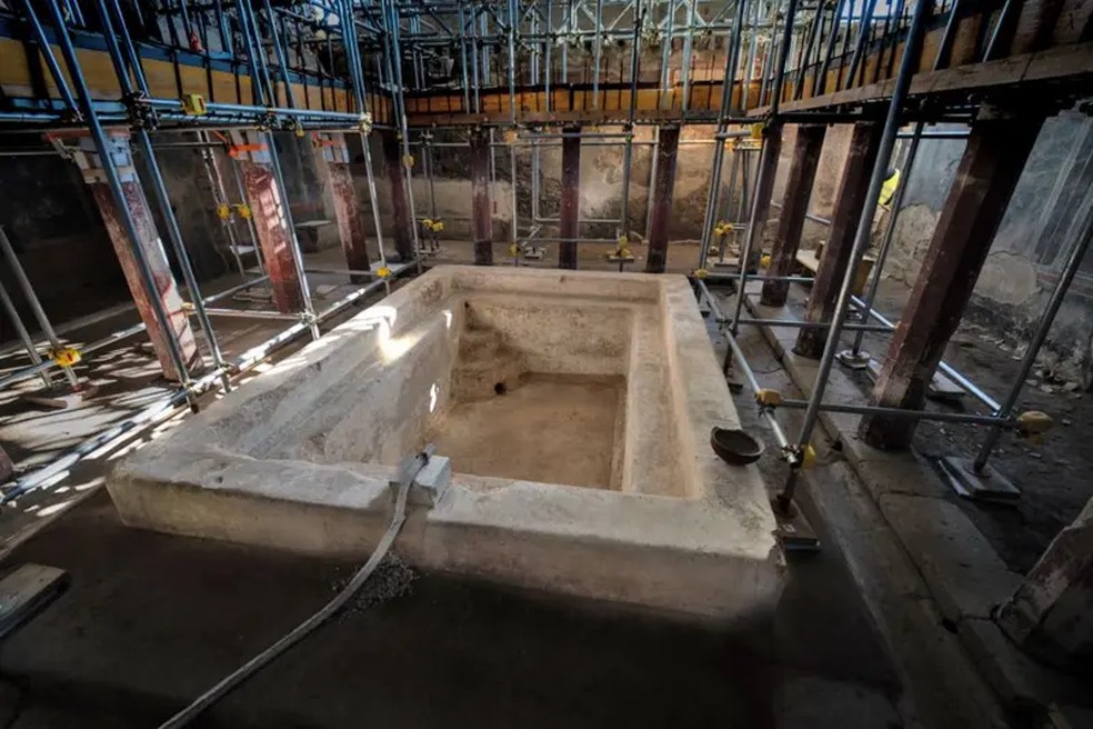 A piscina de imersão da câmara fria, que tem mais de 1 metro de profundidade, comporta de 20 a 30 pessoas. — Foto: TONY JOLLIFFE/BBC