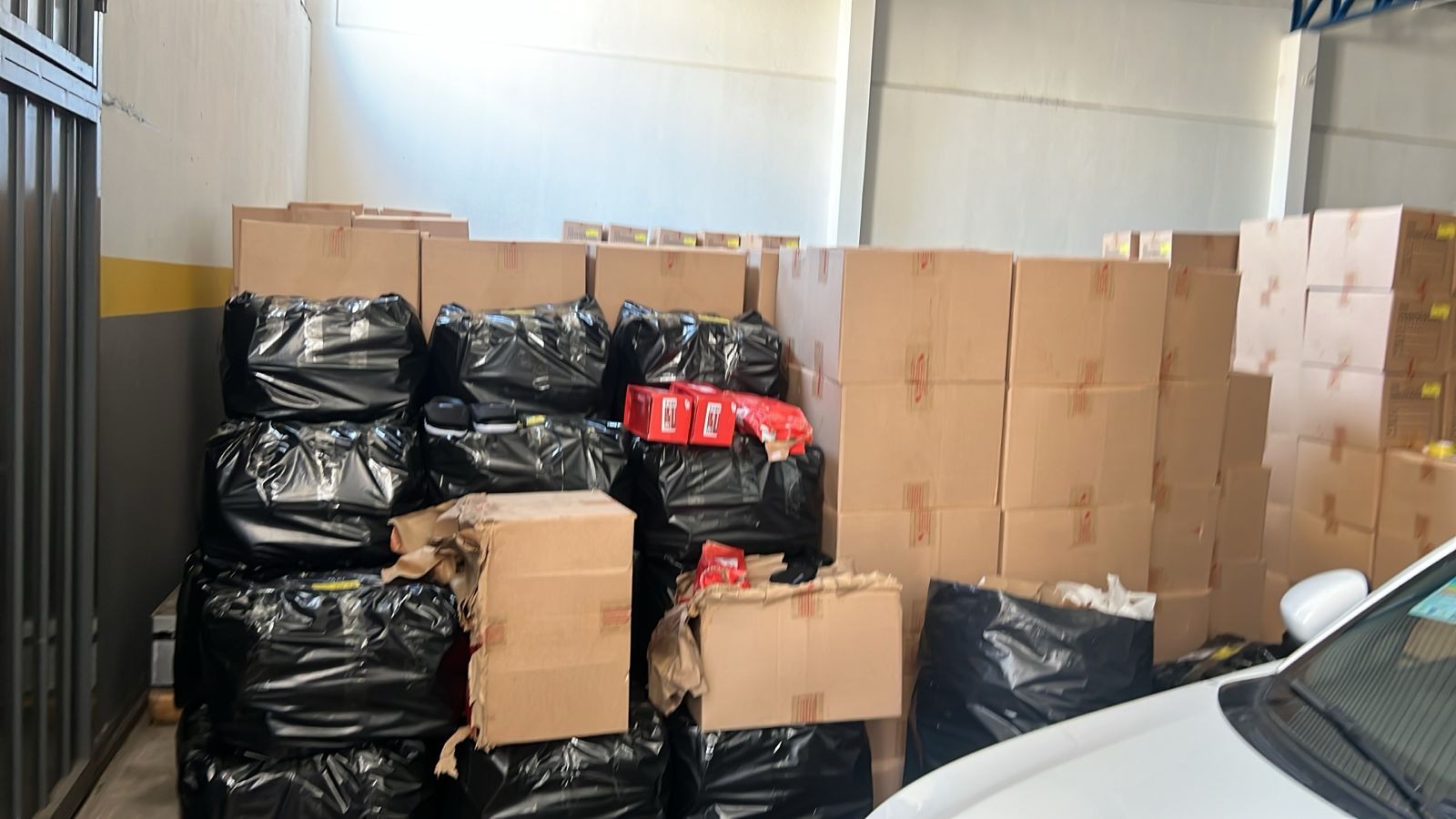 Rede de falsificação de calçados de marcas famosas é descoberta em MG e polícia aprende mais de 23 mil pares