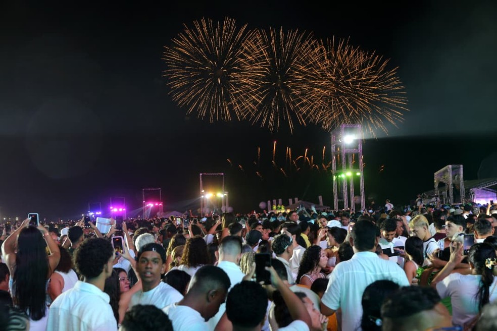 Público celebra a chegada de 2026 no Aterro da Praia de Iracema, em Fortaleza, com fogos silenciosos e shows. — Foto: Fabiane de Paula/SVM