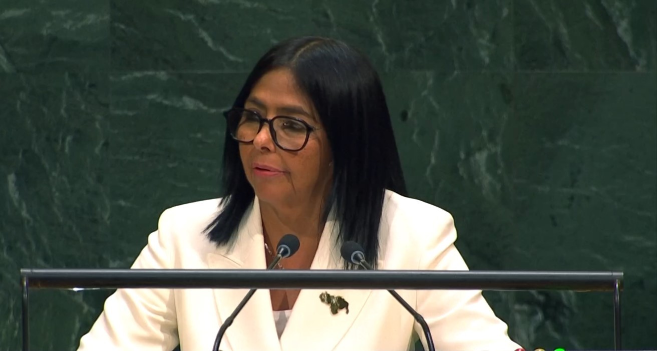 Delcy Rodríguez faz discurso na ONU com broche que parece mostrar mapa de Venezuela com Essequibo anexada