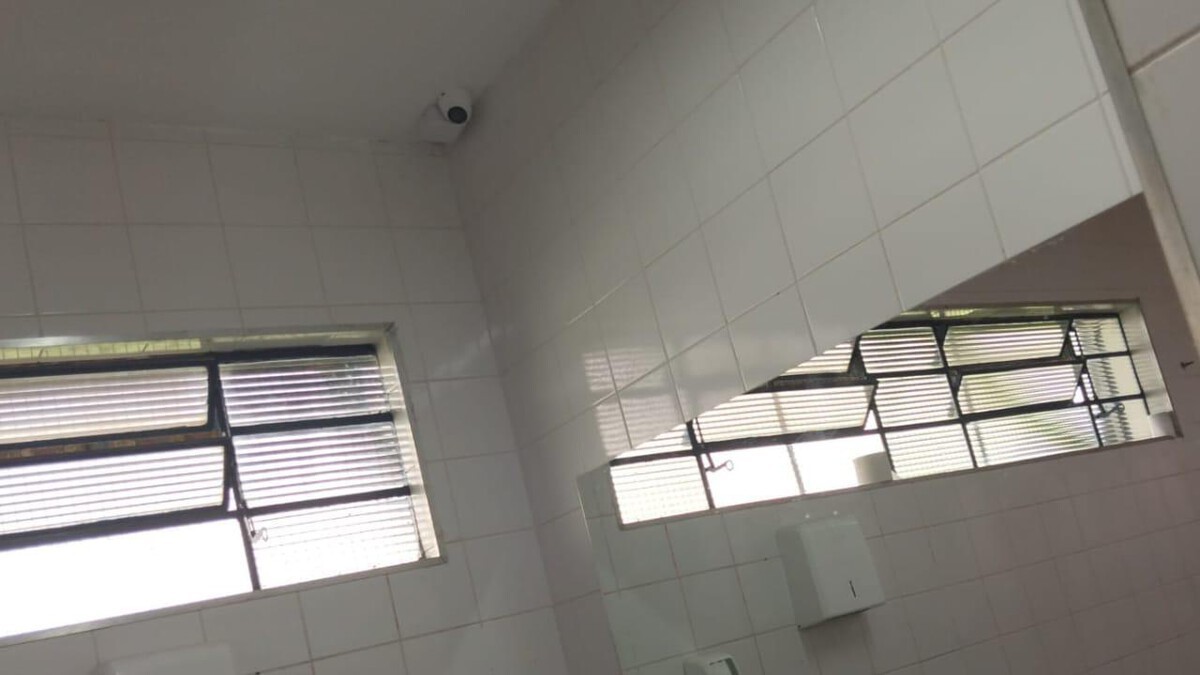 Diretora é afastada após câmera ser encontrada em banheiro de escola estadual no interior de SP