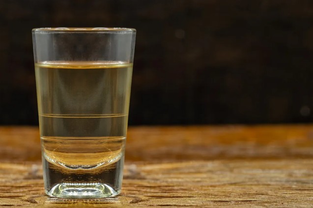 Homem de 81 anos morre após beber cachaça e polícia suspeita de contaminação por 'chumbinho'