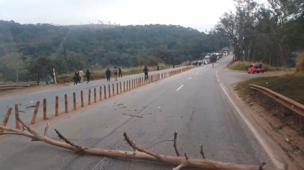 Manifestantes fecharam o km 632 da BR-040, em Conselheiro Lafaiete (MG) — Foto: Reprodução