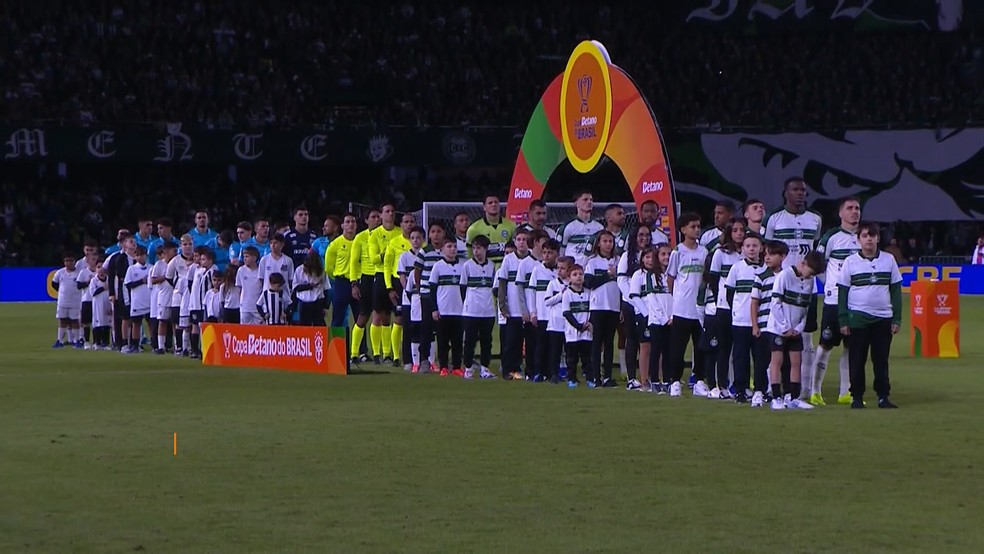 Luiz Gustavo Paris Bozza, de 9 anos, entrou em campo ao lado de Neymar Junior — Foto: Amazon Prime/Santos Futebol Clube