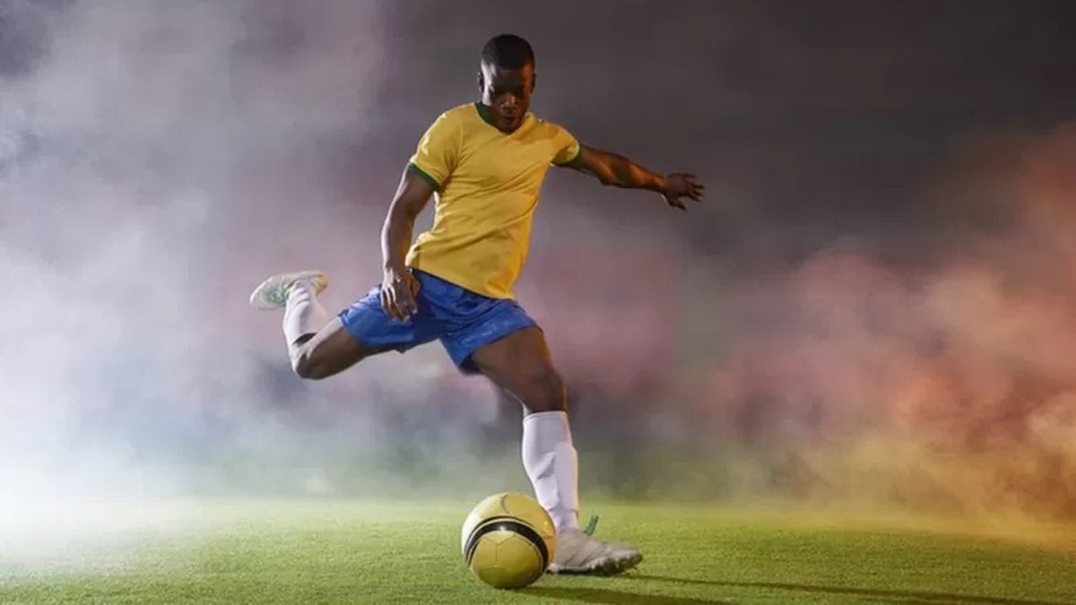 Jogador De Futebol Com E