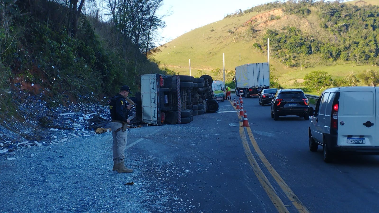 Carreta com 32 toneladas de vidro tomba na BR-116, em MG