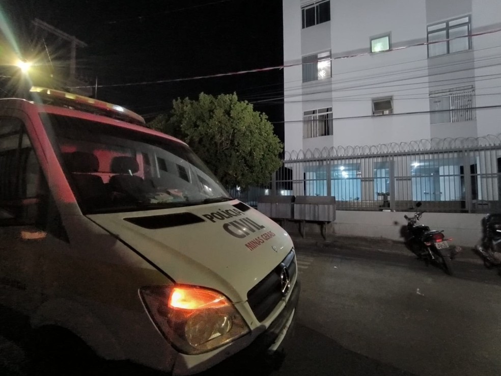 Perícia da Polícia Civil analisou apartamento — Foto: Henrique Campos/TV Globo 