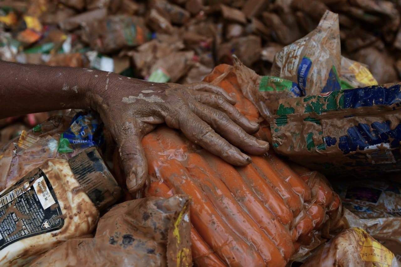 FOTOS: Moradores recolhem alimentos em meio à sujeira de lama causada pela chuva no Sul do ES