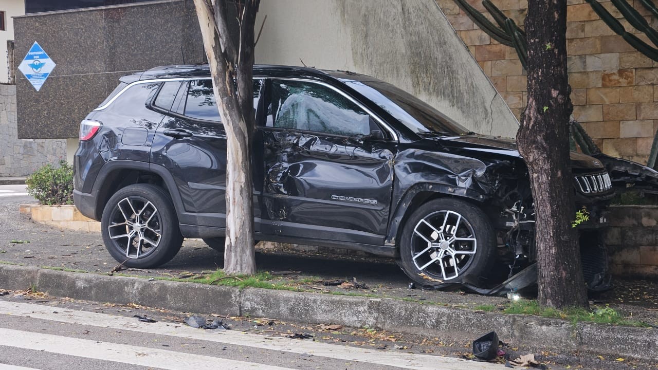 Mulher fica ferida em acidente entre carros em Capim Macio; cruzamento registrou outra colisão há 20 dias