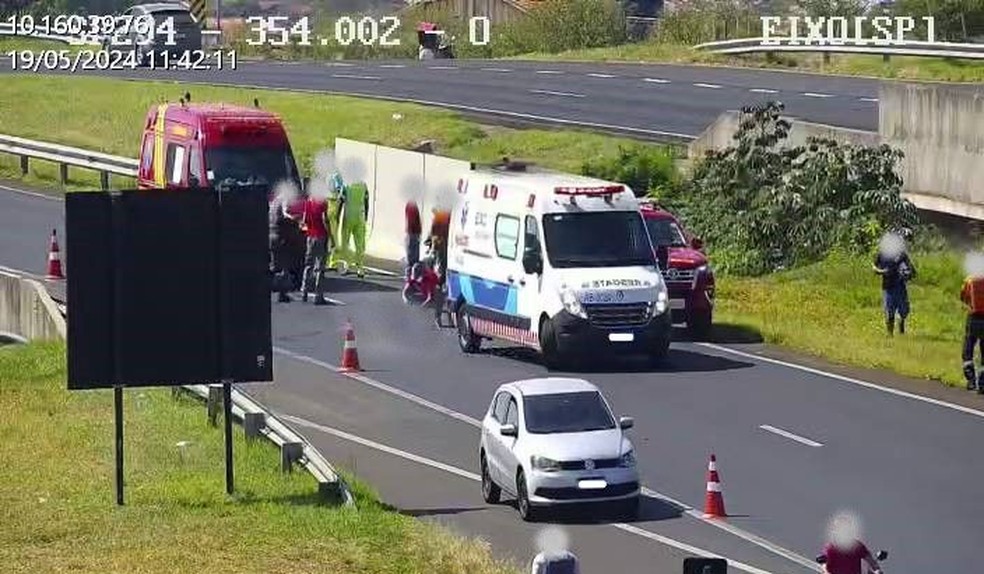Polícia Rodoviária e Corpo de Bombeiros atenderam a ocorrência em Bauru (SP) — Foto: Artesp/Divulgação