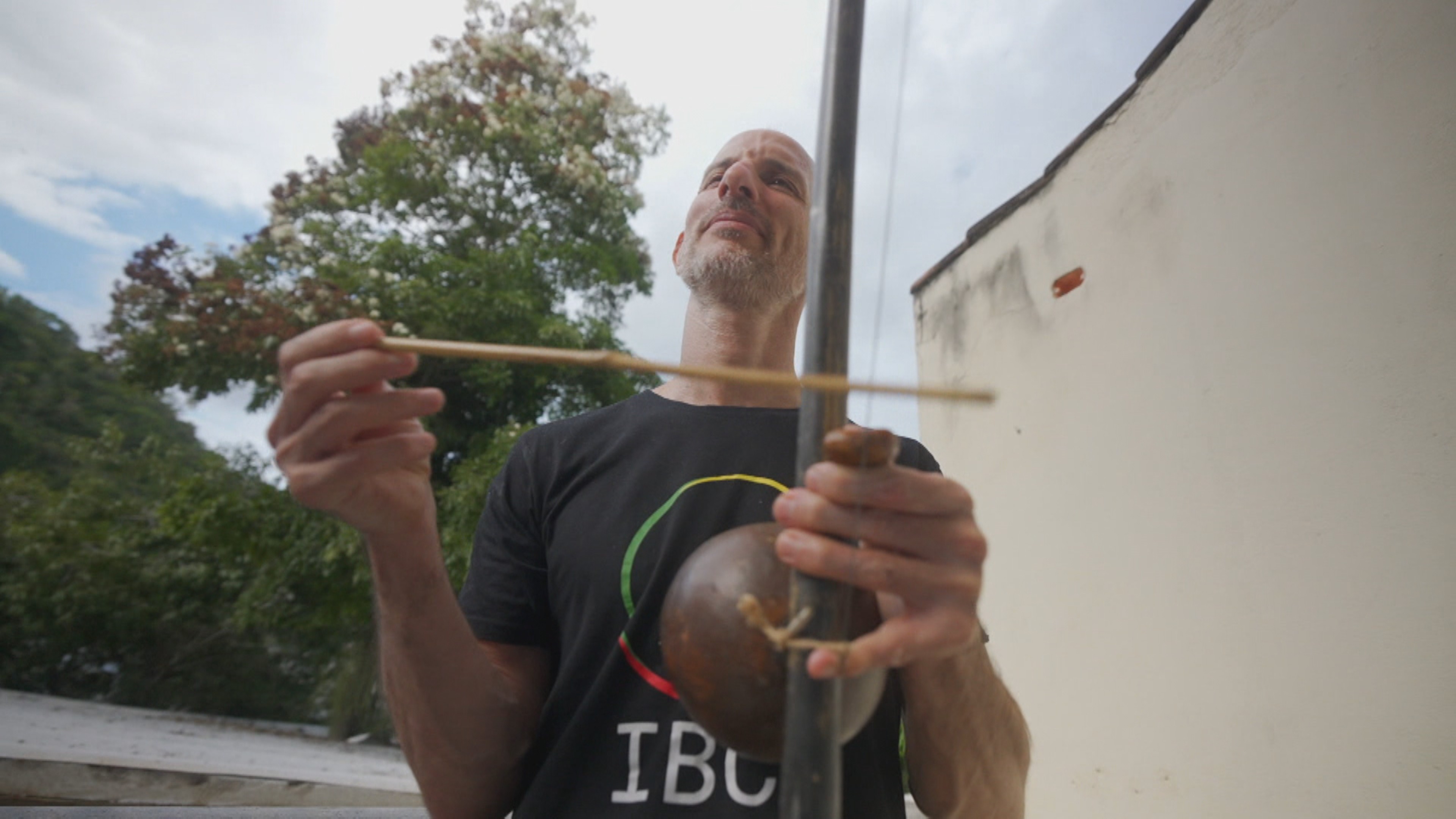 Conheça o mestre Ferradura, que transforma vidas com a capoeira no alto da Babilônia; VÍDEO