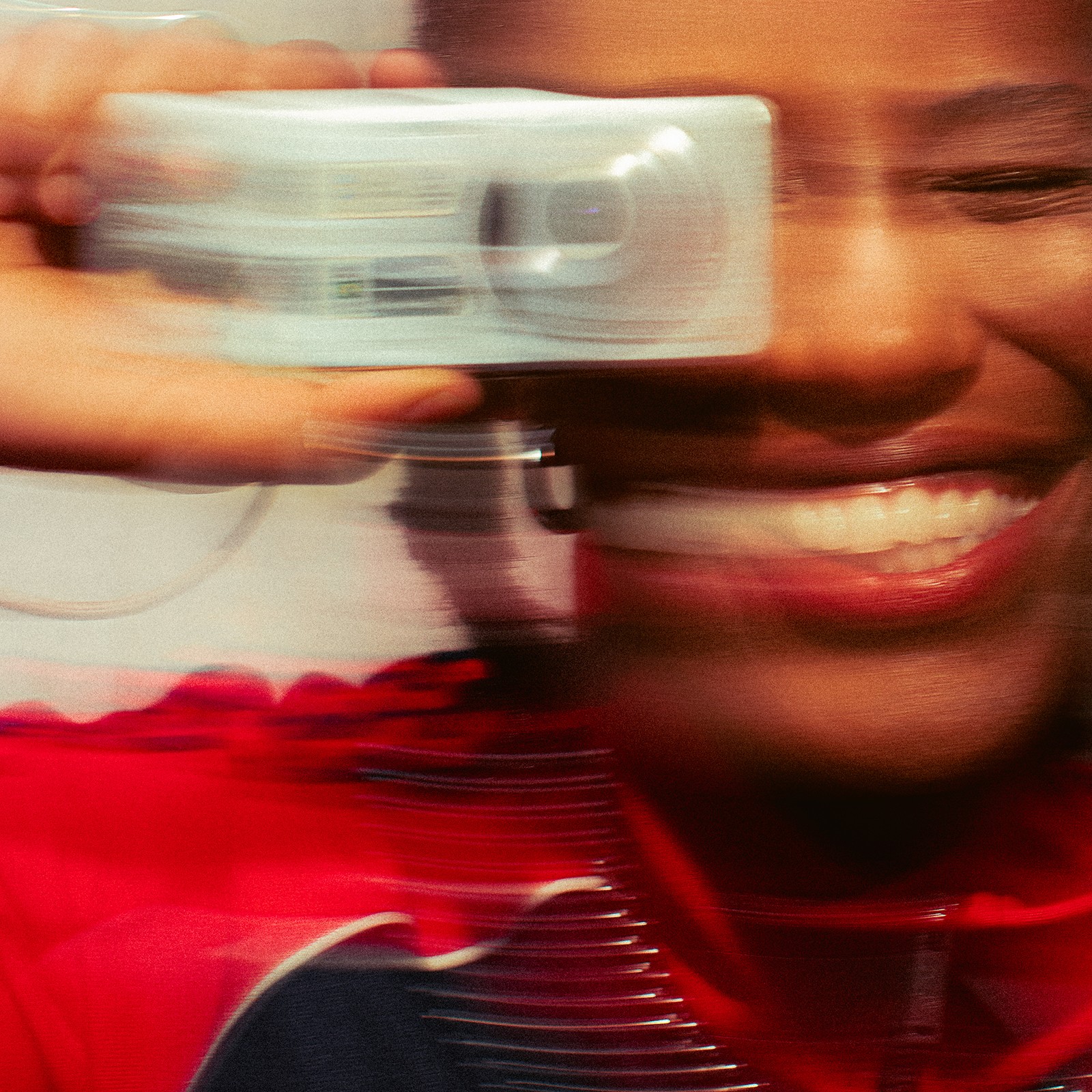 Mahmundi se reconecta com a artista indie e iniciante de 2012 na atmosfera sonora do álbum ‘Bem-vindos de volta’