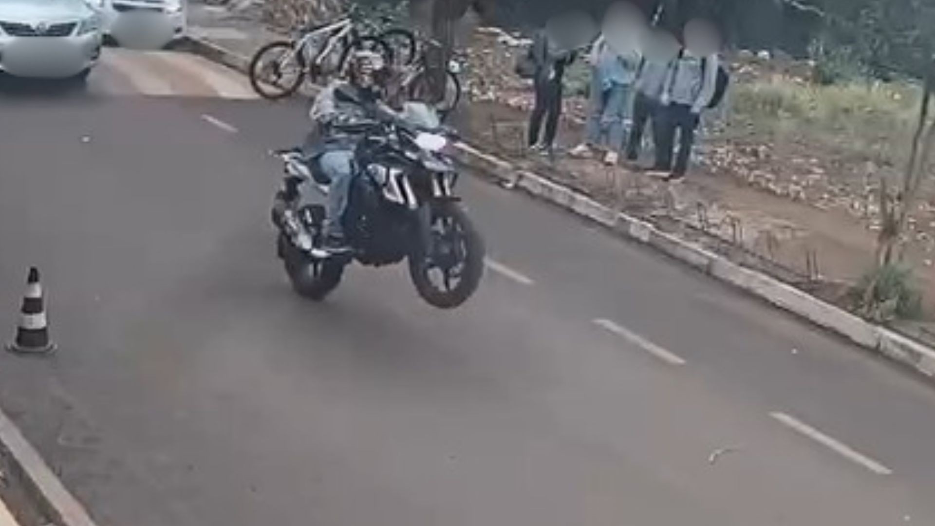 VÍDEO: Dupla é presa após dar 'grau' em frente a escola em MG