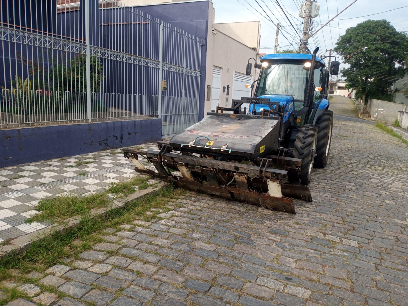 Capina elétrica avança nos bairros e otimiza serviço de zeladoria urbana