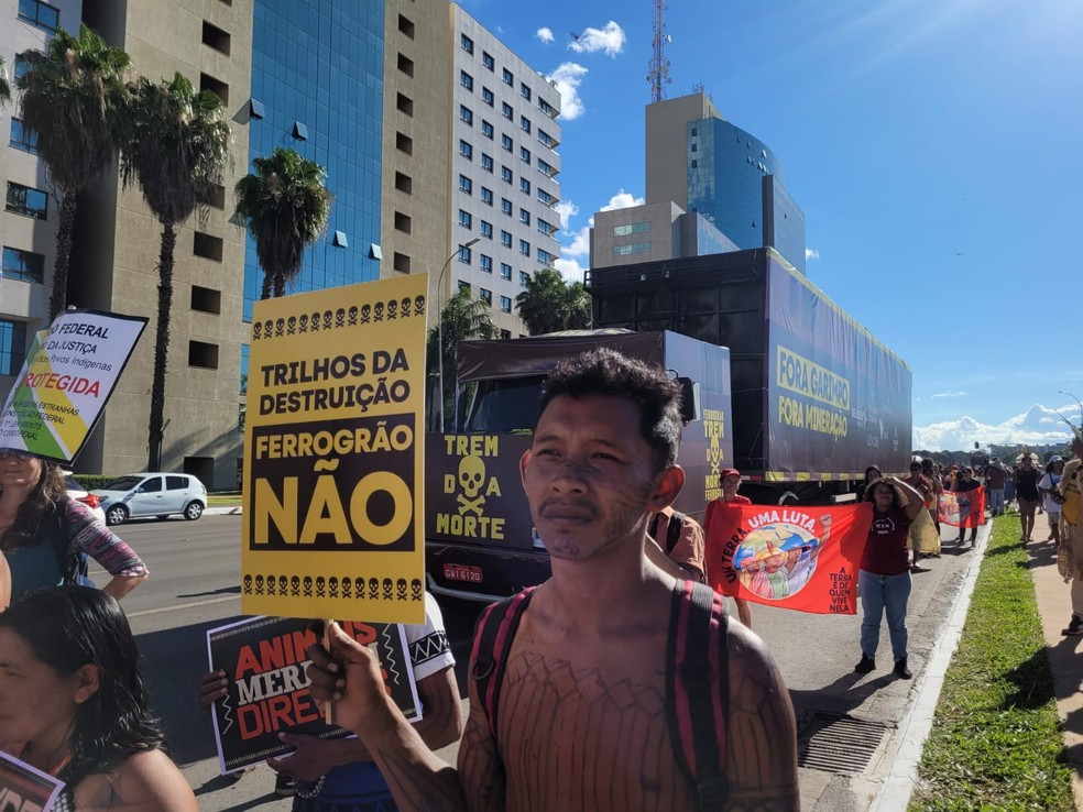 Manifestação de indígenas contra Ferrogrão durante o Acampamento Terra Livre em Brasília. — Foto: Fernanda Bastos/g1
