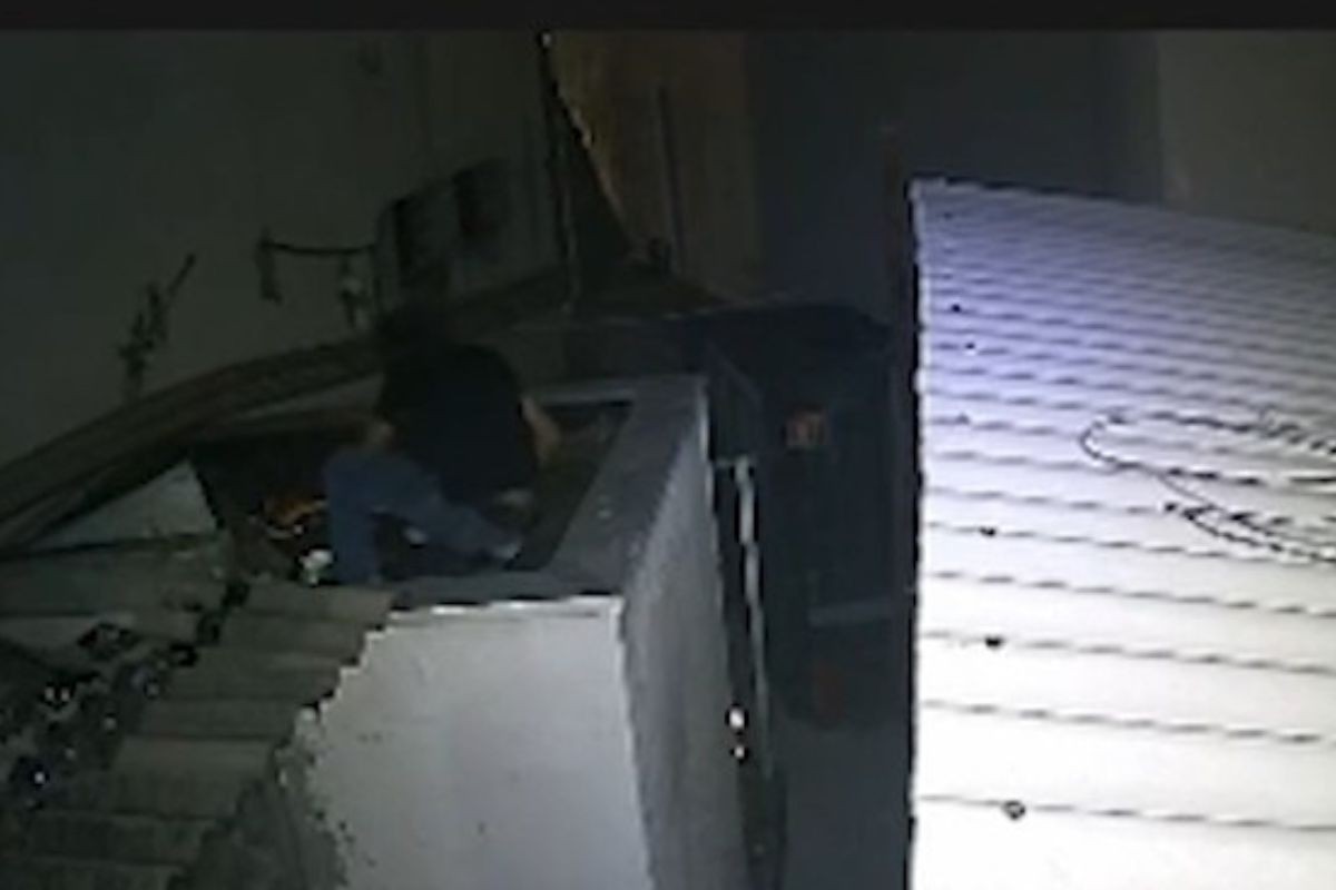 Vídeo: homem invade restaurante pelo telhado, furta chocolates e acaba preso em São José dos Campos
