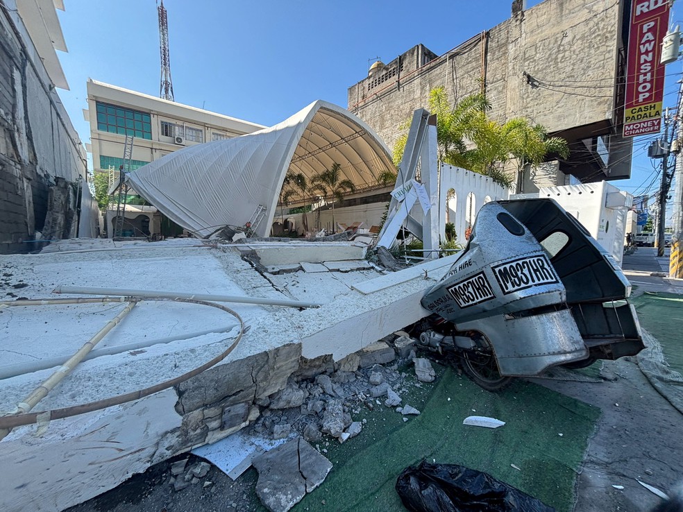 Pr&eacute;dio desabado ap&oacute;s um terremoto de magnitude 7,8 em General Santos, Filipinas &mdash; Foto: Reuters