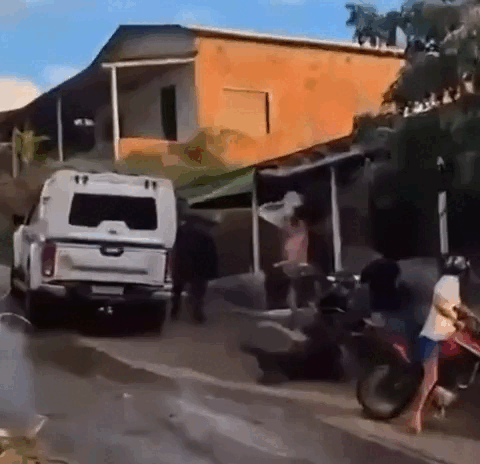 PMs são atingidos com cadeiras e tijolos durante briga após mulher fugir de abordagem no AC; VÍDEO