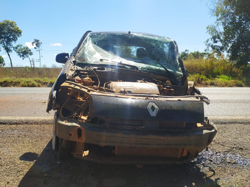 Homem morre após batida entre dois carros no oeste da Bahia — Foto: Divulgação/PRF