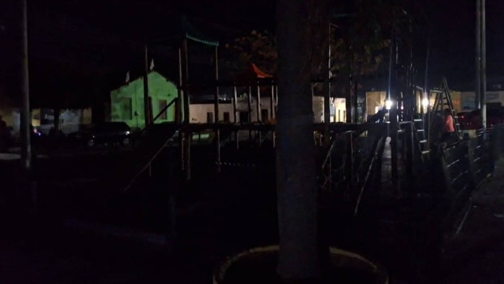 Praça no escuro em Acopiara; Enel informou que energia foi cortada por falta de pagamento da prefeitura — Foto: Reprodução