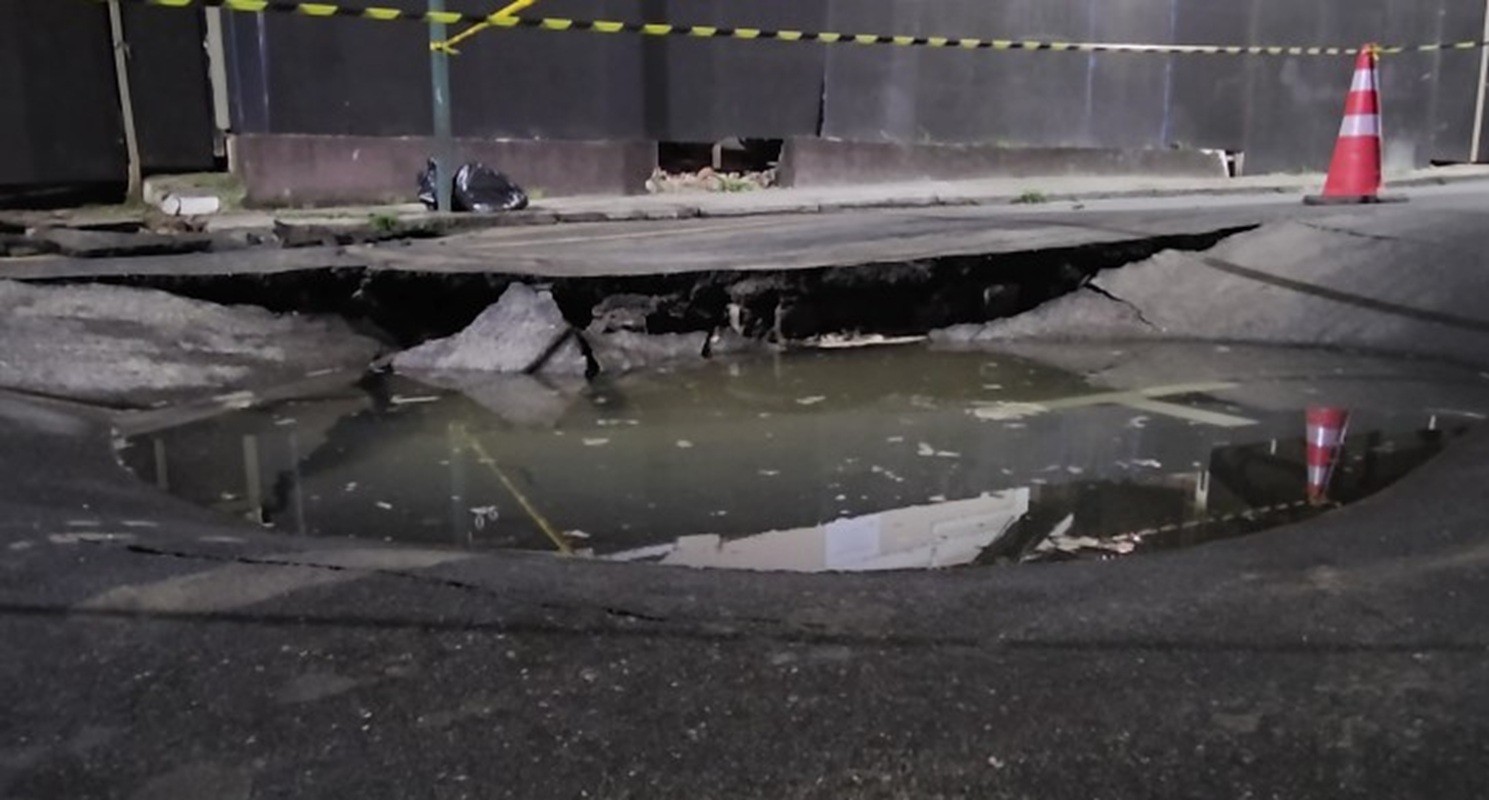 Rompimento de adutora arranca asfalto, abre cratera e interdita rua no Valparaíso, em Petrópolis
