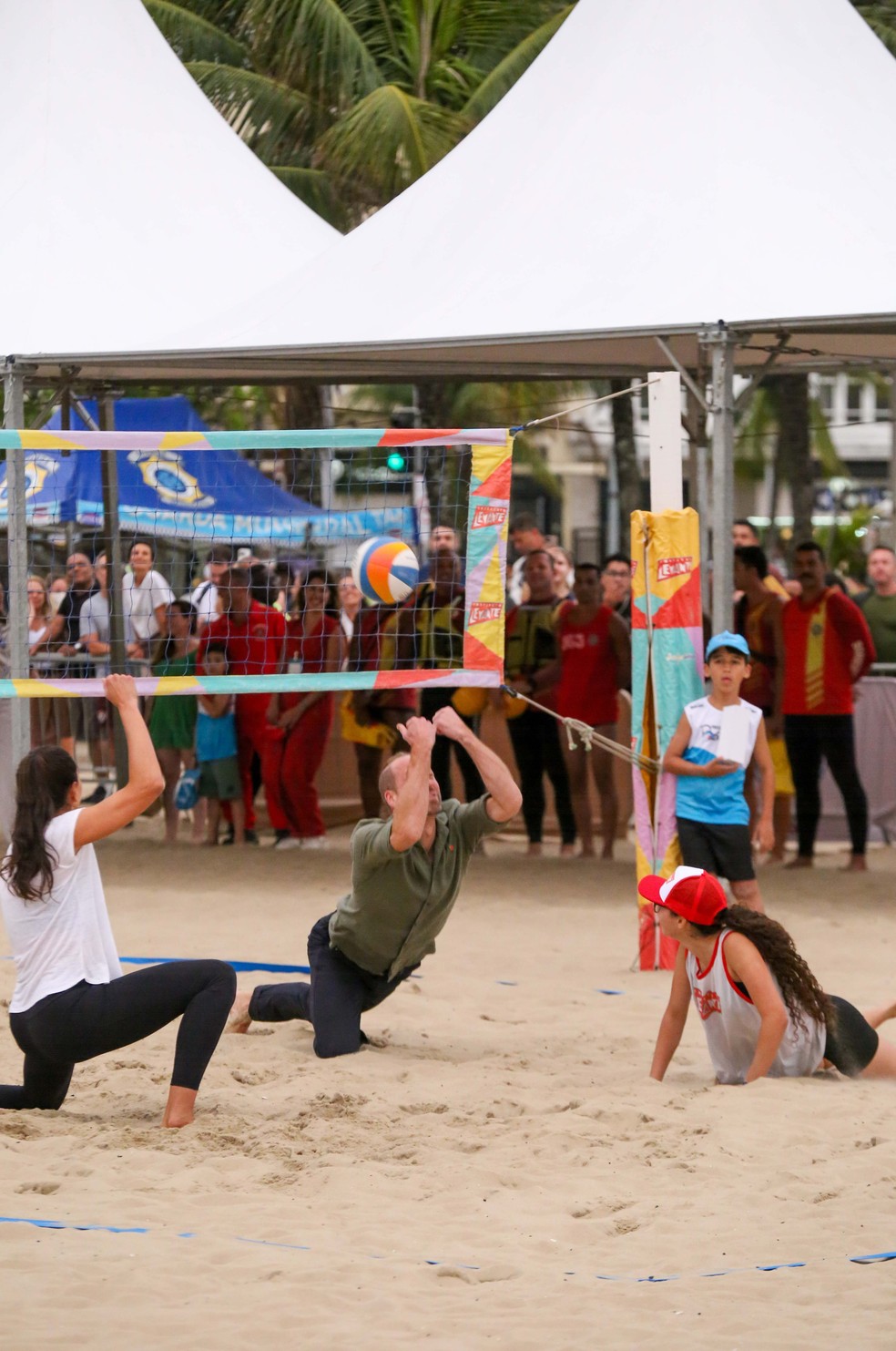 Príncipe William jogou vôlei em Copacabana — Foto: Dilson Silva / AgNews