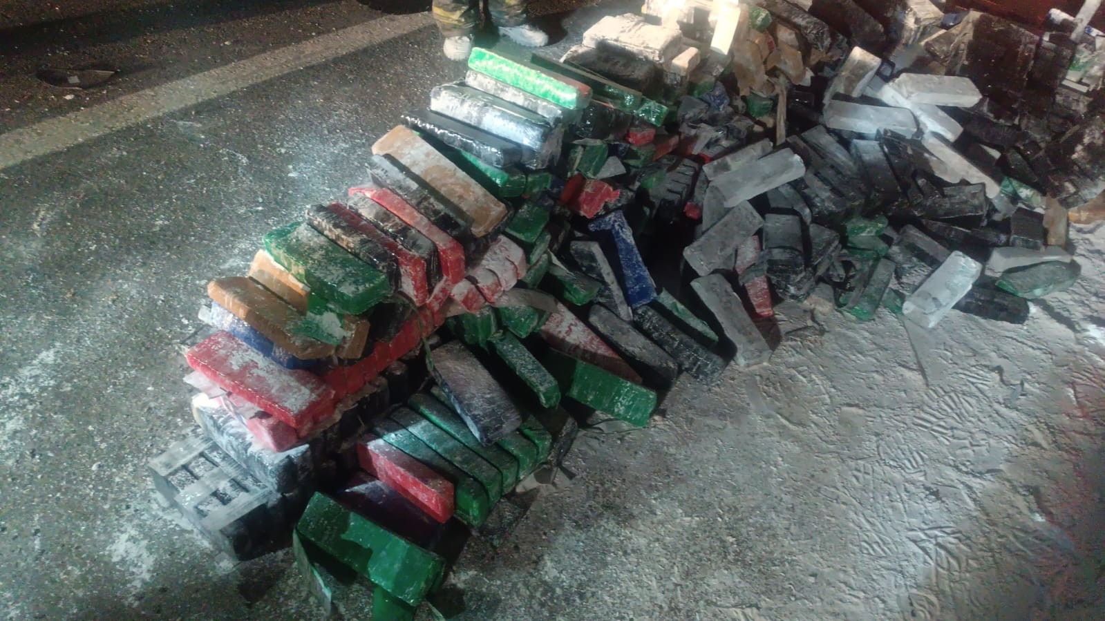 Caminhão com mais de uma tonelada de maconha tomba e motorista morre na Raposo Tavares em São Roque