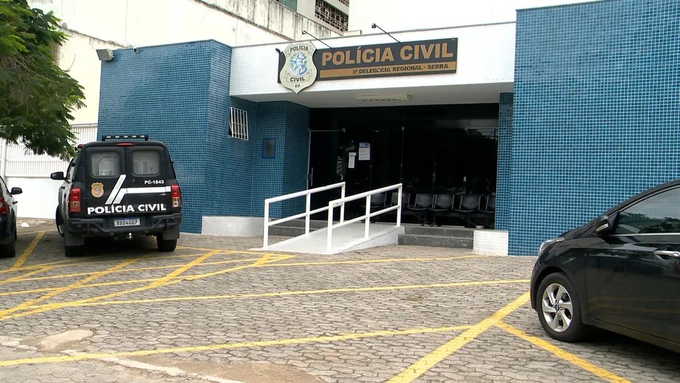 Homem é preso após agredir mulher em frente à delegacia na Serra, ES