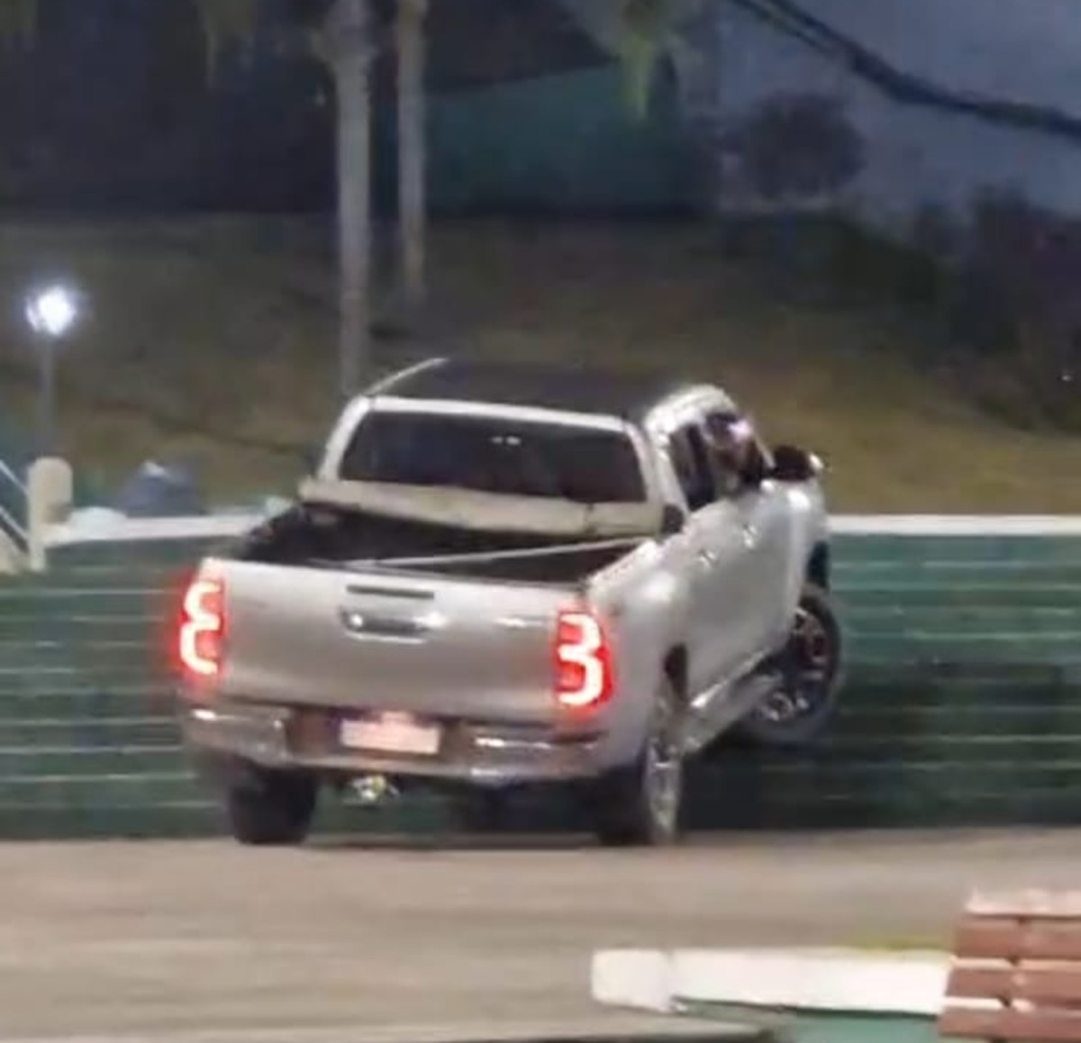 VÍDEO: Motorista desce escadaria de praça com caminhonete em Piraí